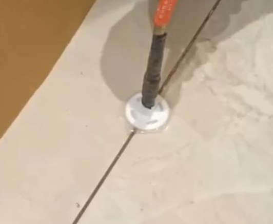 团风瓷砖空鼓维修公司专业解答瓷砖在铺贴过程中，如果没有涂抹均匀到位的粘结材料（如水泥砂浆或瓷砖胶），可能会导致以下问题